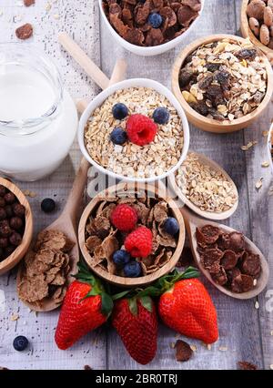 Schalen mit verschiedenen Arten von Frühstück Getreideprodukte. Stockfoto
