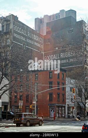 Restaurierte alte handbemalte Wandmalereien der Goodall Rubber Company oder Geisterschilder in Manhattan, New York City, Vereinigte Staaten von Amerika Stockfoto