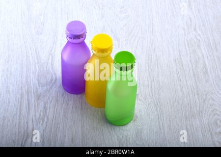 Energy Drinks Behälter mit verschiedenen Geschmacksrichtungen. Farbauswahl und Behälterkonzept. Reihe von bunten alkoholfreien Getränken auf hellgrauem Hintergrund. Set von Flaschen in verschiedenen Farben. Stockfoto