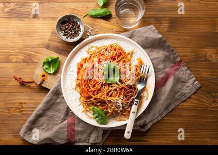 Vollkornspaghetti mit Tomatensauce Stockfoto