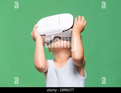 Baby, das durch das VR-Gerät schaut Stockfoto