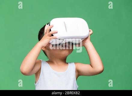 Kleiner Sohn mit Virtual Reality beobachten Stockfoto