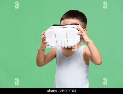 Kleinen Jungen aufpassen, obwohl VR Stockfoto