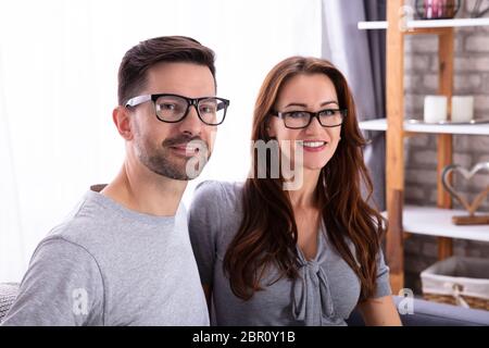 Portrait von ein glückliches junges Paar Brillen tragen Stockfoto