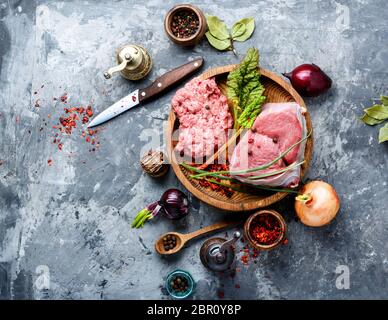 Mit frischen, rohen Hackfleisch Platte. Hackfleisch, Rindfleisch oder forcemeat Stockfoto