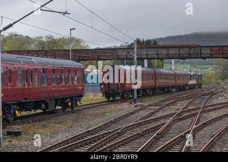 Zug der Charterzugwagen Mark 1, die von 2 Diesellokomotiven der Baureihe 37 aus dem Bahnbetriebswerk der Westküste bei Carnforth ausgefahren werden Stockfoto