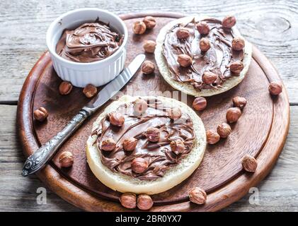 Bun Schichten mit Schokolade und Sahne Muttern Stockfoto