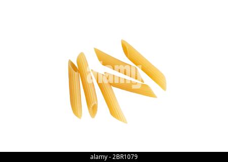 Rohe Bio Penne Rigate Pasta. Stücke von traditionellen italienischen Penne Pasta auf einem weißen Bachgrund isoliert. Italienische Küche. Getrocknete Penne ohne Kochtkken. Oben V Stockfoto