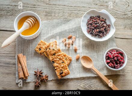 Selbstgemachte Granola Bars auf den Sack Stockfoto