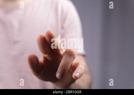 Ein Mann, der die Taste drückt. Innovation Technologie Internet Business Concept. Platz für Text. Stockfoto