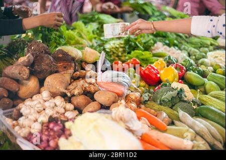 Gemüse wird auf einem Markt verkauft. Siem Reap, Kambodscha, Südostasien Stockfoto