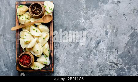Russische Küche vareniki mit Kartoffeln auf woodentable. Ukrainische Küche Stockfoto
