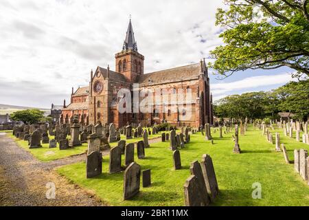 St Magnus Cathedral und der umliegende gotische Friedhof in Kirkwall, Orkney Islands, Schottland. Die heilige rote Sandsteinarchitektur ist Teil der Kirche Stockfoto