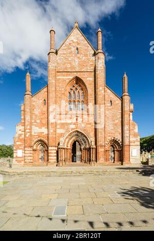 Vorderansicht der St Magnus Cathedral an einem sonnigen Tag in Kirkwall, Orkney Islands, Schottland. Die heilige rote Sandsteinarchitektur ist Teil der Kirche von S Stockfoto