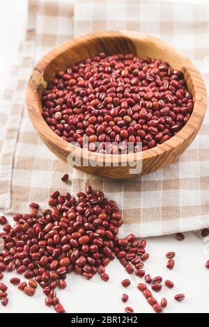 Red adzuki Bohnen in Houten. Stockfoto