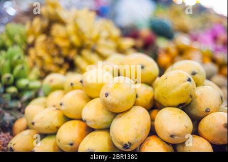 Goldene Mangos auf einem Markt zu verkaufen. Siem Reap, Kambodscha, Südostasien Stockfoto