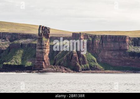 blick auf den old man of Hoy, einen hohen Sandsteinhaufen an der Küste zwischen Stromness und Scrabster bei Orknay in Schottland, Großbritannien. Berühmter Kletterplatz Stockfoto