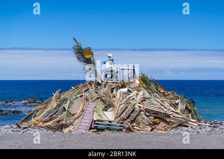 Gesammelt Müll am Strand von La gomera, bestehend aus verwelkten Palmenblättern und alten Paletten Stockfoto