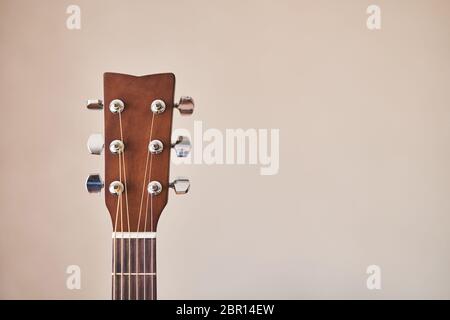 Kopfteil der Akustikgitarre mit Haken. Griffbrett Gitarre. Stockfoto