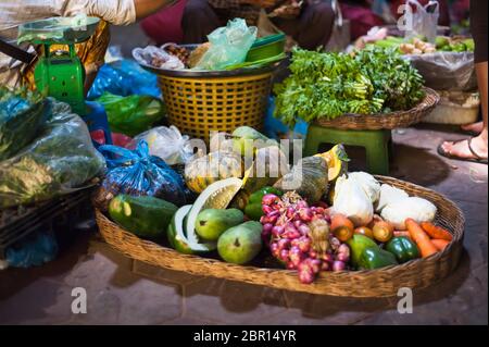 Ein Korb mit Obst und Gemüse auf einem Markt. Siem Reap, Kambodscha, Südostasien Stockfoto