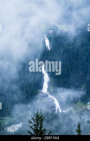 Fernsicht der Krimmler Wasserfälle an einem trüben und nebligen Tag in Österreich. Höchster Wasserfall in europa Stockfoto