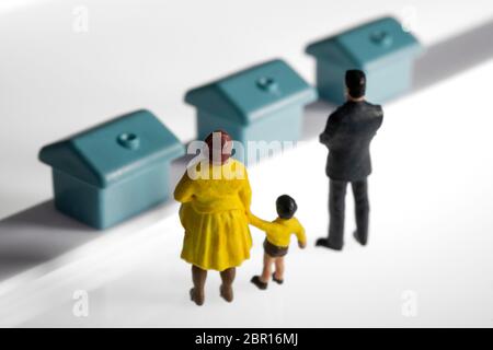 Miniatur-Figur Familie Kauf eines Hauses, Haus, Konzept Stockfoto
