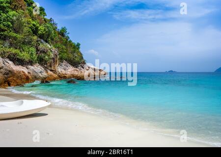 Kajak auf romantischen Strand von Perhentian Islands, Terengganu, Malaysia Stockfoto