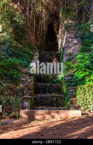 Granada, Spanien - November 30 2019. Einer der vielen Wasserstellen in der Umgebung der Alhambra. Wasser aus dem Palast der Alhambra, auf Cuesta Empedrada. Stockfoto