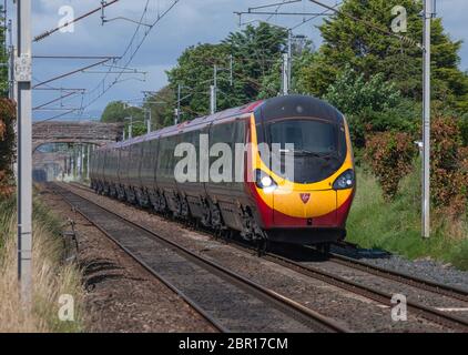 Virgin Züge Alstom Pendolino Zug 390134 auf der Westküste Hauptlinie Stockfoto