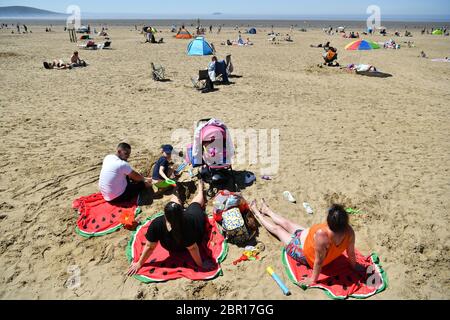 Sonnenanbeter genießen das heiße Wetter in Weston-super-Mare, während die Menschen in Parks und Strände strömen, die Lockdown-Maßnahmen lockern. Stockfoto