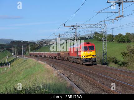 DB Cargo Class 60 Lokomotive 60019 auf der Westküste Hauptlinie Schleppen eines Güterzugs aus eisenbahn Ballast für die Eisenbahn Engineering arbeiten. Stockfoto