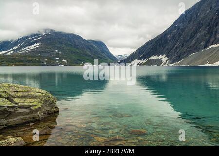 Norwegen See Djupvatnet. Blick auf Djupvatnet See in Norwegen. Norwegische See Djupvatnet liegt über dem Meeresspiegel in den Bergen. See Djupvatnet in der Nähe der m Stockfoto