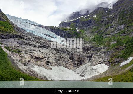 Briksdal Gletscher Briksdalsbreen oder mit Schmelzen Blue Ice, Norwegen Natur Sehenswürdigkeiten und den See der milchige Schmelzwasser. Norwegen Gletscher Jostedalsbreen Stockfoto