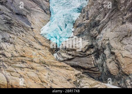 Briksdal Gletscher Briksdalsbreen oder mit Schmelzen Blue Ice, Norwegen Natur Sehenswürdigkeiten und den See der milchige Schmelzwasser. Norwegen Gletscher Jostedalsbreen Stockfoto