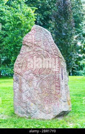 Stein mit runic Inschriften, die in der Universität Park, Uppsala, Schweden. Antike Runen auf einem Felsen. Runic Buchstaben, berühmten Inschrift in Stein Stockfoto