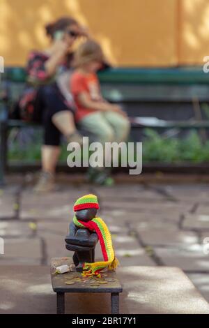 Bügeleisen Jungen oder Junge auf dem Mond Statue - Die kleinste Skulptur im öffentlichen Raum in Schweden, Stockholm. Gamla Stan, der Altstadt. Menschen legen eine Münze, und reiben Sie die Stockfoto