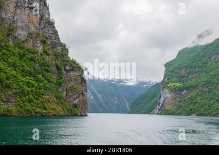 Panoramablick auf Geiranger Fjord in der Nähe von Hafen Geiranger, Norwegen. Norwegen Natur und Reisen Hintergrund. Blick von der Fähre auf dem Fjord in Norwegen. Stockfoto