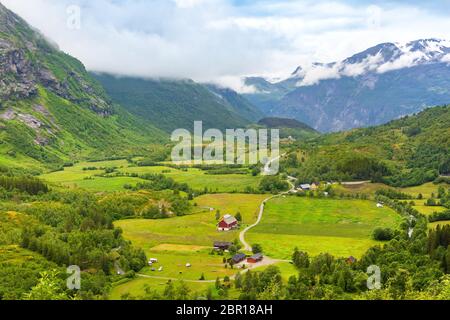 Traditionelle farbige Holz- Haus in Norwegen bei Sommertag. Häuser auf dem Land in einem Dorf in Norwegen. Häuser in der nationalen norwegischen Stil in einer natürlichen env Stockfoto