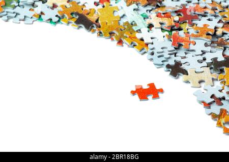 Helle orange Puzzleteil und viele Puzzleteile Hintergrund Stockfoto