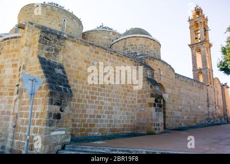 Nördliche Außenwand der Kirche der Apostel Barnabas und Hilarion (Agii Varnavas und Ilarionas) in Peristerona, Zypern Stockfoto