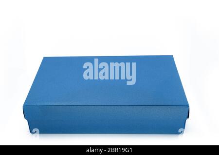 Die blaue Karton-Box mit Deckel Vorderansicht isoliert auf weißem Hintergrund. Verpackungskollektion Stockfoto