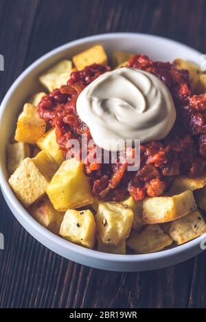 Teil der Patatas Bravas mit Soßen Stockfoto