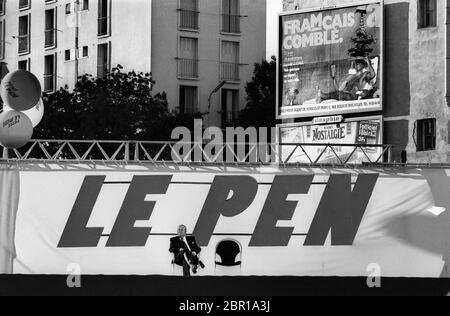 Jean-Marie Le Pen Gründer und Präsident der Front National Partei bei einer Kundgebung in Marseille (marseille in englisch), Frankreich während des französischen Wahlkampfes 1988. Stockfoto