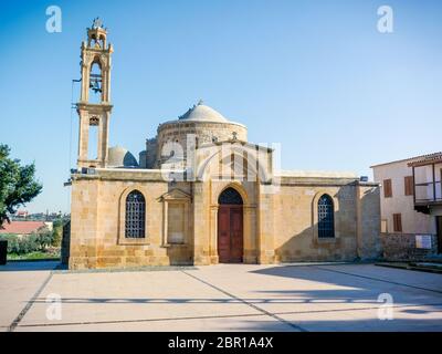Vordere (West-)Fassade der Kirche der Apostel Barnabas und Hilarion (Agii Varnavas und Ilarionas) in Peristerona, Zypern Stockfoto