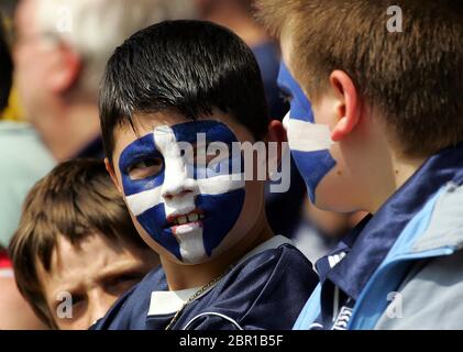 SOUTHEND, GROSSBRITANNIEN. APRIL 25: Der junge Fan Southend United während der Liga 1 zwischen Southend United und Yeovil Town in Roots Hall, Southend am 25. April 200 Stockfoto