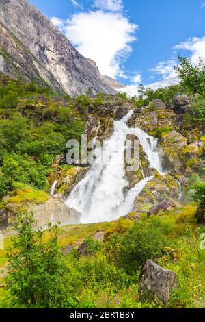 Schmelzende Gletscher Briksdalsbreen in Norwegen. Landschaft Wasserfall in Briksdal Gletscher in Norwegen. Schönen Wasserfall vom Schmelzwasser der Gletscher in der Brixdal Stockfoto