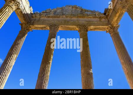 Anzeigen der Spalten des Kapitols Tempel in Dougga, Tunesien. Stockfoto