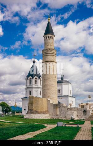 Die Ruinen der Kathedrale Moschee mit Minarett. 1352 Kirche im Hintergrund. Bolghar, Russland. Stockfoto