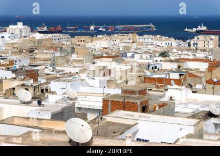 Stadtbild von Sousse mit dem Mittelmeer in Tunesien Stockfoto