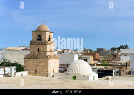 Moschee Minarett im Amphitheater von El Jem, Tunesien Stockfoto